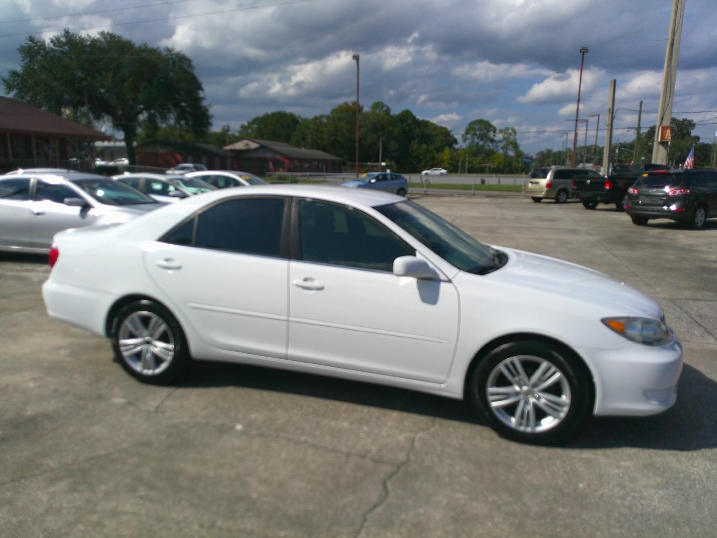 2006 WHITE TOYOTA CAMRY SE; LE; XLE (4T1BE32K56U) , located at 10405 Abercorn Street, Savannah, GA, 31419, (912) 921-8965, 31.988262, -81.131760 - Photo#2